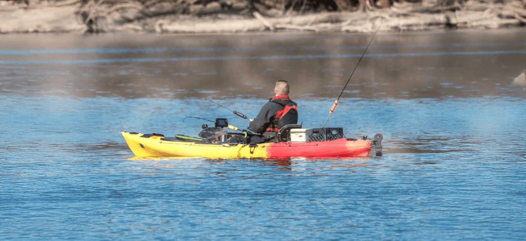 un pêcheur en kayak de mer avec un sondeur