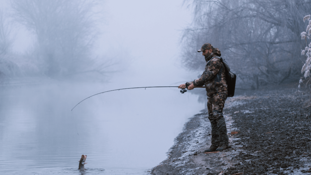 pêcheur pratiquant le drop shot en hiver