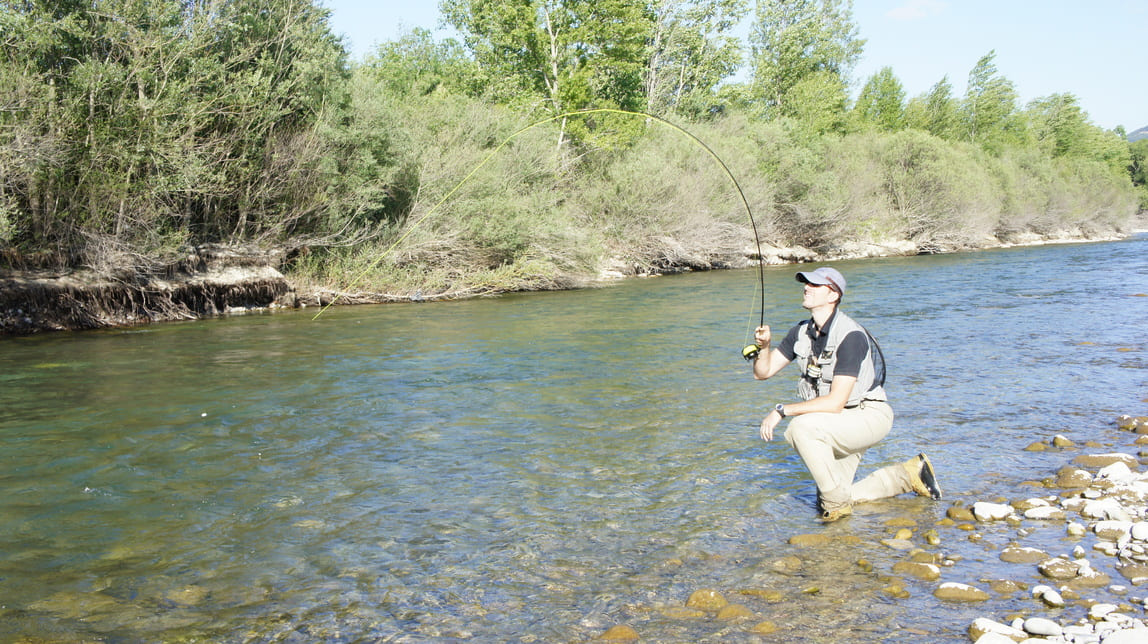 Un pêcheur à la mouche sur un parcours intensif de Catalogne