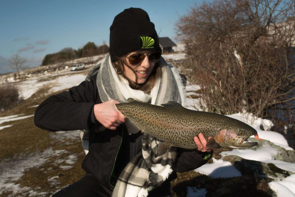 truite pêché en lac de montagne