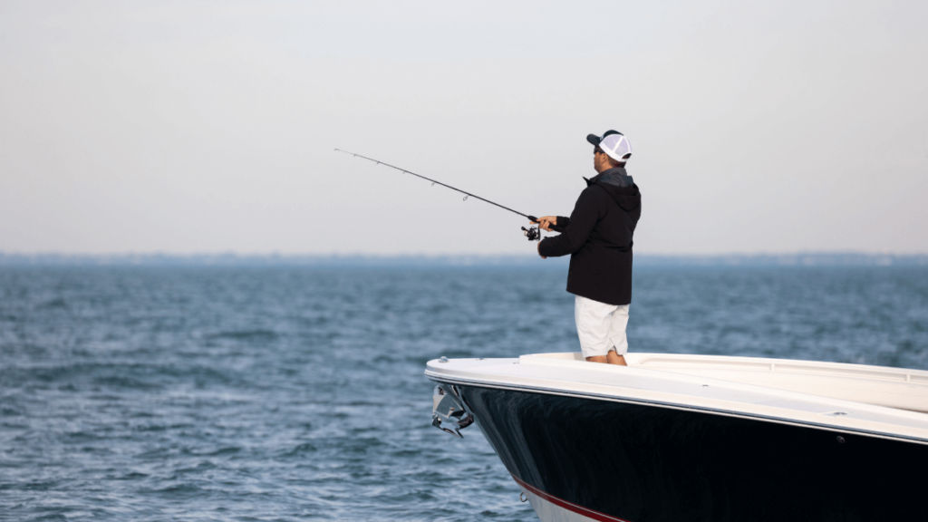 Ce que vous devez savoir pour le jigging en mer profonde 3 Un pêcheur sur un bateau qui pêche jigging